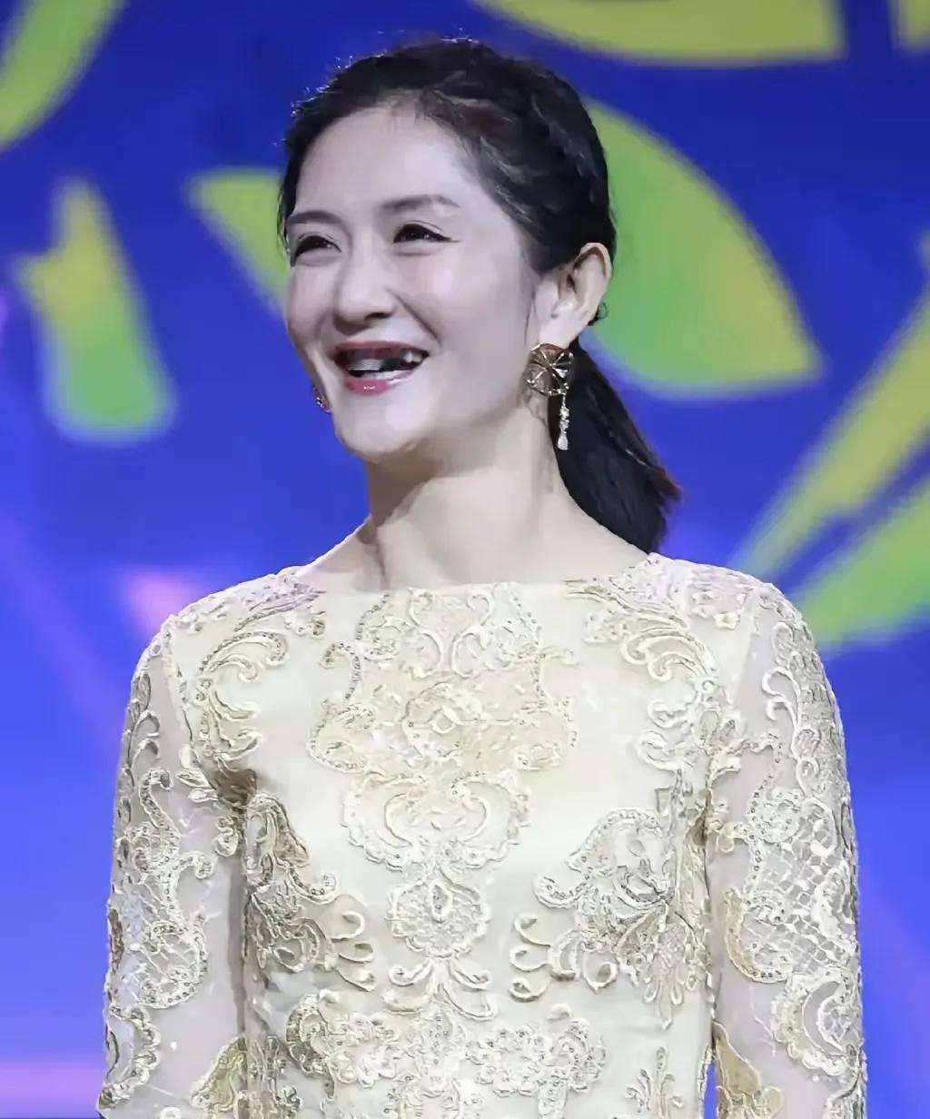 谢娜到底做错了什么？为什么有那么多人讨厌她？在娱乐圈里，她是一个自私自利、尖酸刻