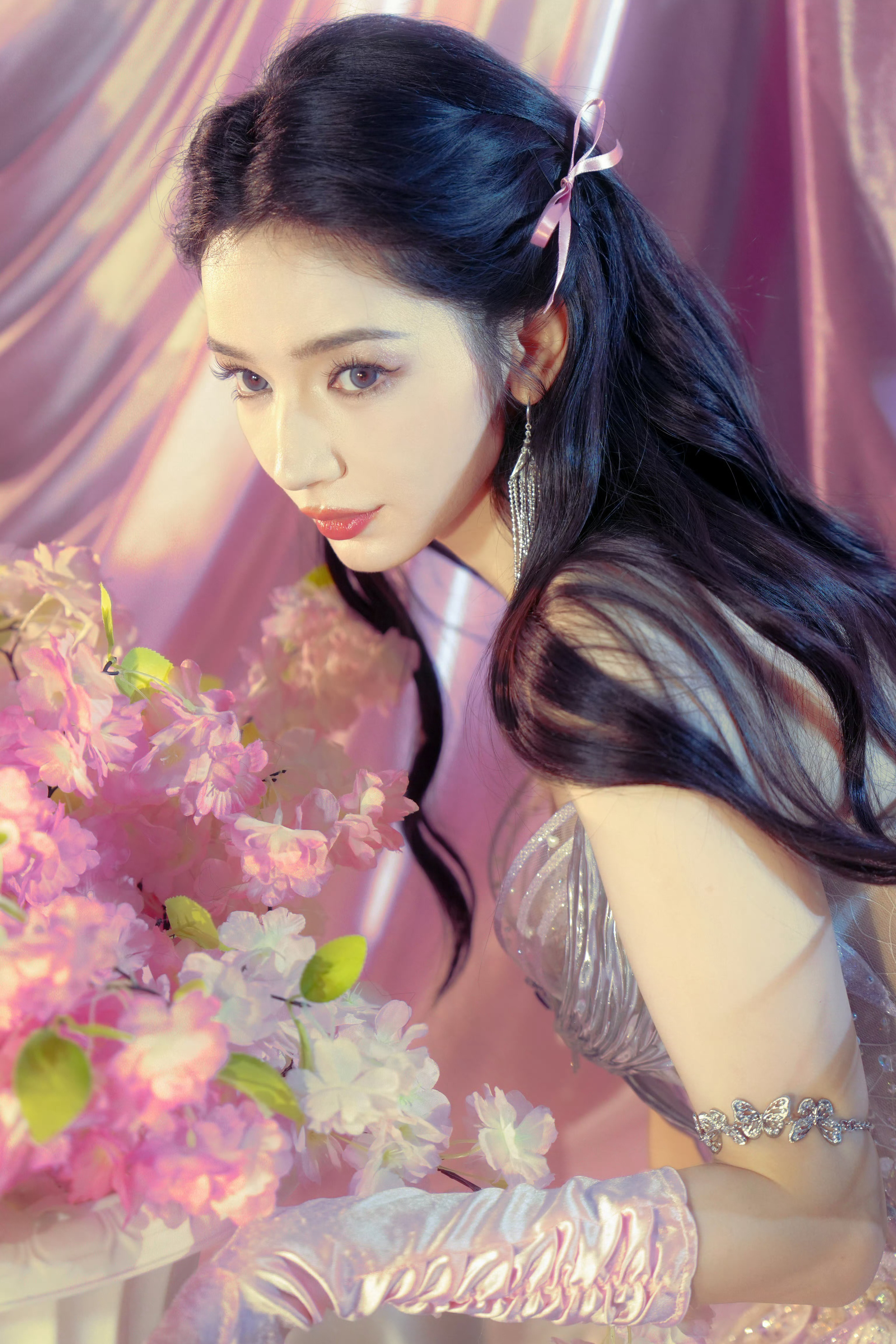 没见过这样的代斯浪姐二公的妆造直接把氛围感拉满！渐变人鱼礼服搭配粉调丝绒手套，流