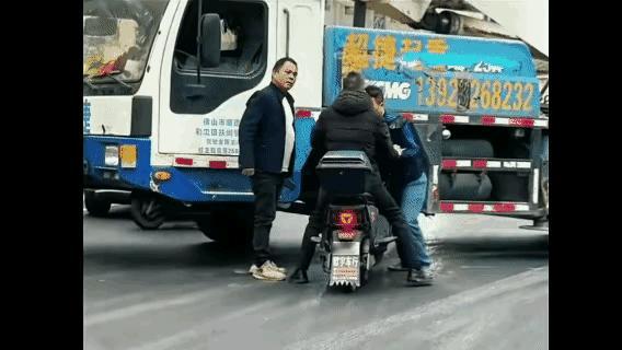 骑摩托车男子真是不明事理，明明是自己的事儿，还想让大货车给他让路，气的大货车司机