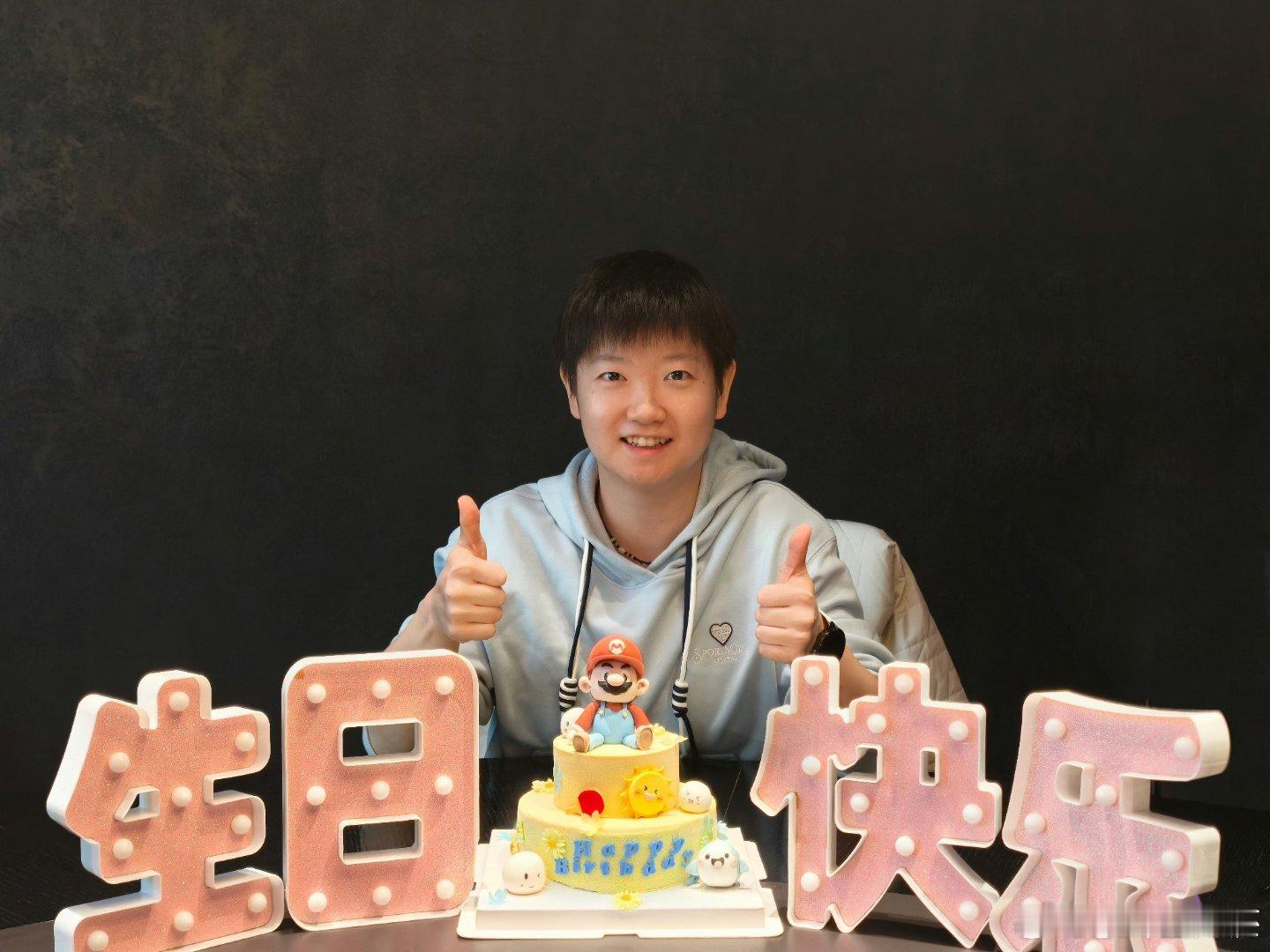 孙颖莎25岁生日照 ​​​