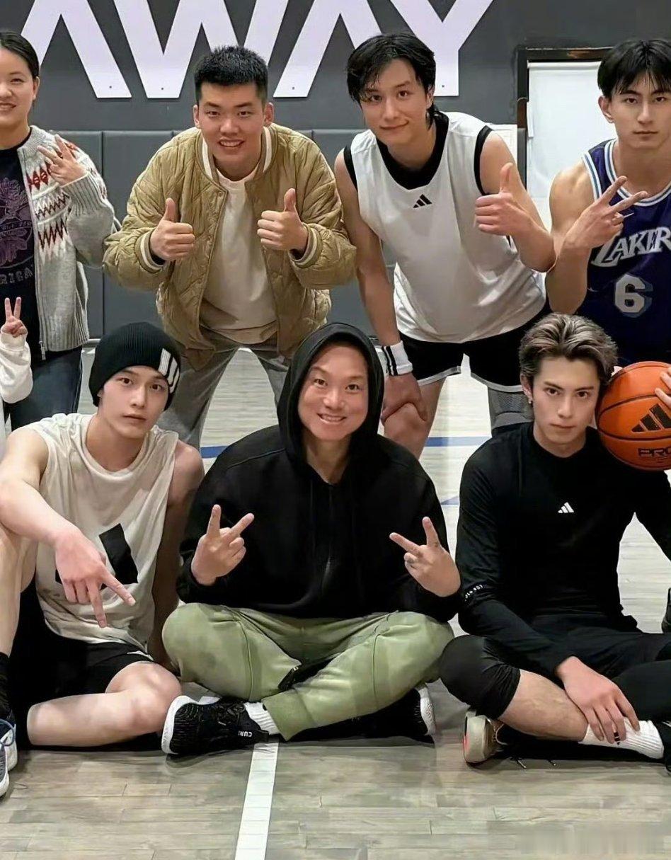 今天疑似何与朋友点赞虞书欣相关言论上了rs，现在这位朋友给何与王鹤棣道歉了，表示