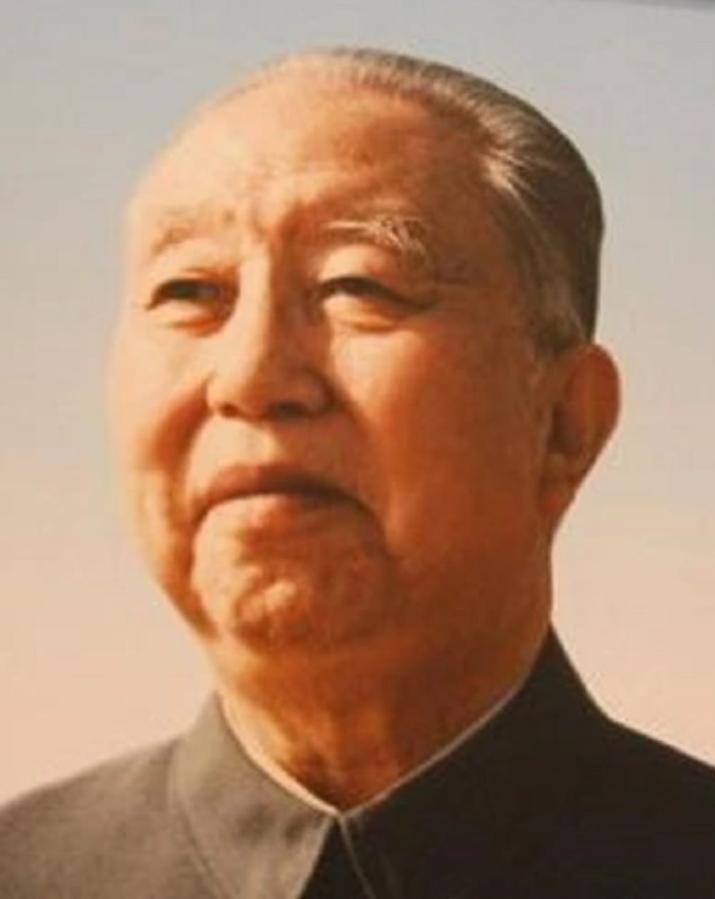 华国锋主席从来不说漂亮话，不折腾，不搞阴谋诡计，对党忠诚，与人民心连心。


1