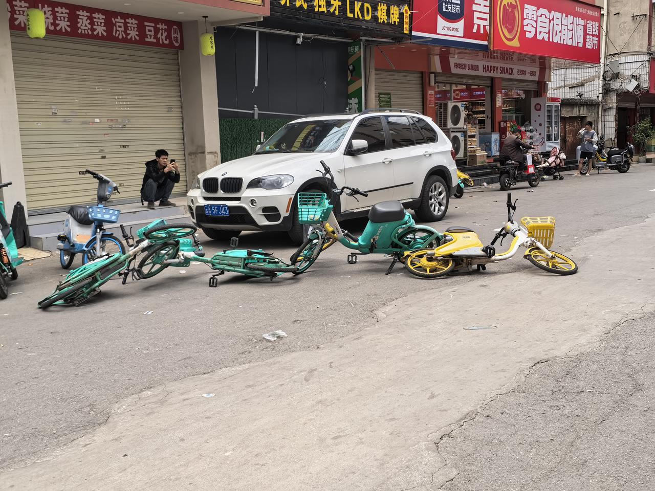 我觉得是这个共享单电单车是多么的有让人不喜欢？最主要还是骑行者需要考虑的事情，乱