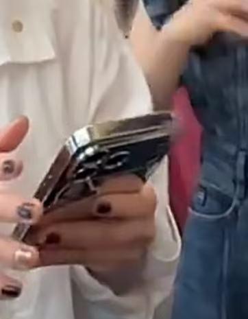 一开始以为是不小心粘上去的，仔细看发现是特意贴上去的[流鼻血]