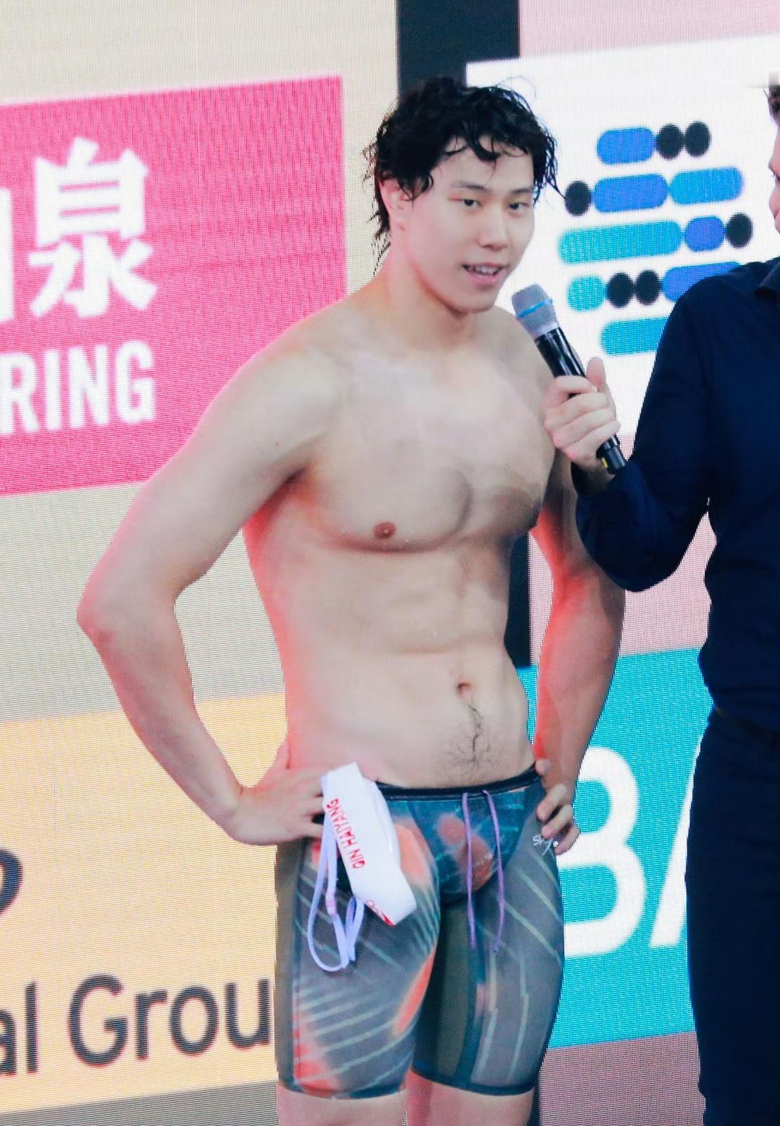 #前未婚妻公开覃海洋求婚视频##我双手是被他握着的#覃海洋 ​​​