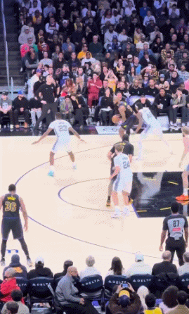 牵制力十足！老詹吸引包夹助飞海斯！
在今天NBA常规赛湖人对阵灰熊的第四节比赛中