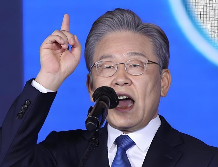 韩国总统李在明不查不知道，一查才知道
中学没毕业，6级伤残到一国总统
原来他的人