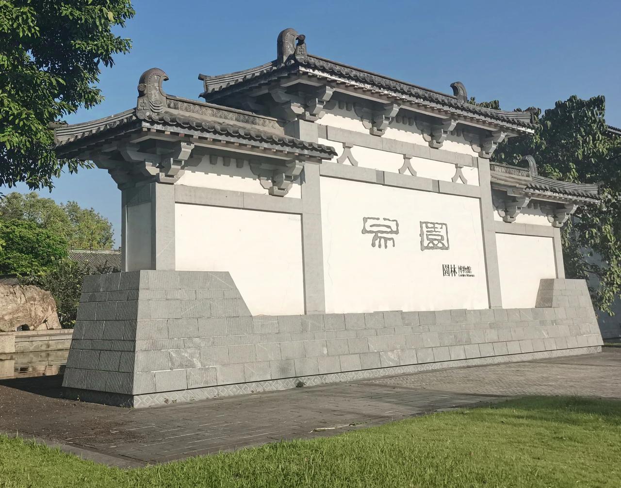 
成都易园，繁华都市中的宁静角落。
步入其中，如穿越古代，尽享宁静美好。
它似精