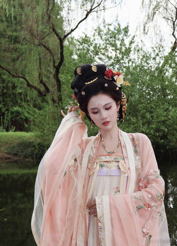 张慧雯古装太权威了 OMG这组图每一帧都能当壁纸的程度📸 张慧雯往那一站，温婉