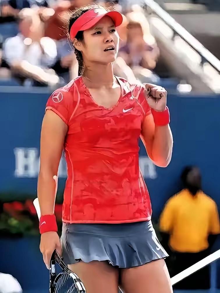 李娜这次又被骂了！有球迷发现李娜退役后办了网球学校，国家队请她执教她不去，让她带
