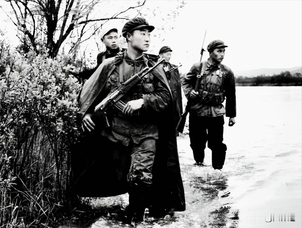 1969年，东北。珍宝岛冲突发生后，在边防巡逻的军人


一九六九年的乌苏里江冻