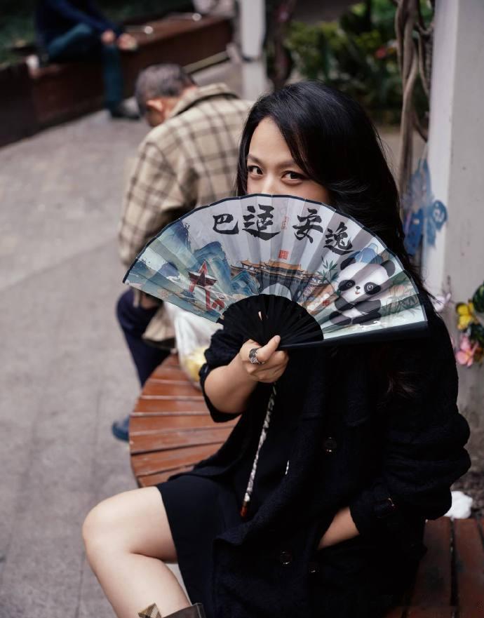 汤唯怀二胎后剪短发汤唯怀孕后剪短发了惊喜发现汤唯剪短发啦，孕期精简发型方便日常，