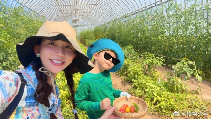 林志玲晒4岁儿子正脸照 林志玲首次公开儿子正脸，很可爱呢~林志玲首次公开儿子正脸