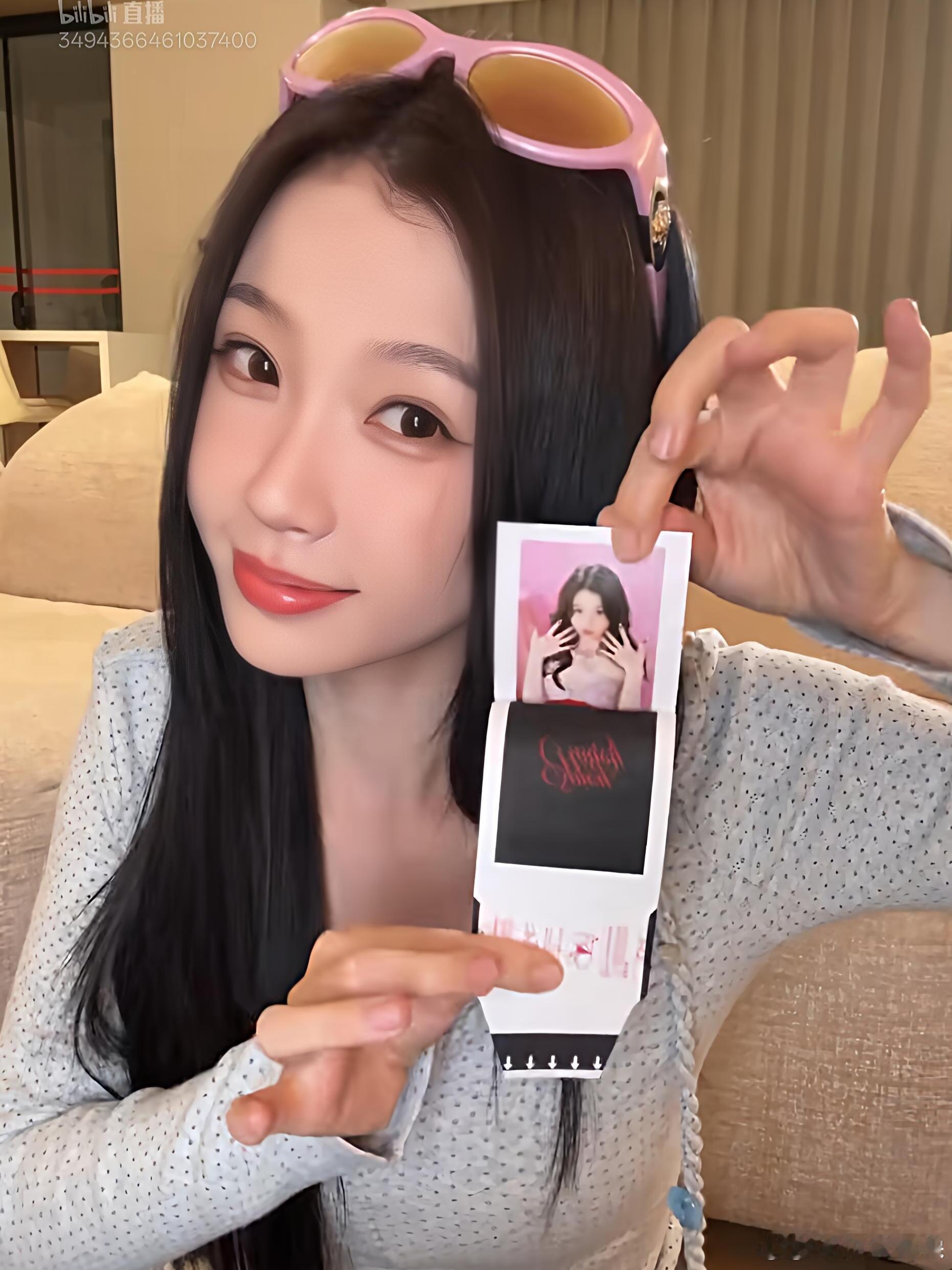 虞书欣直播状态B站春节同好唠嗑局春晚大赏活力拉满，幽默接梗超丝滑，和粉丝互动像朋