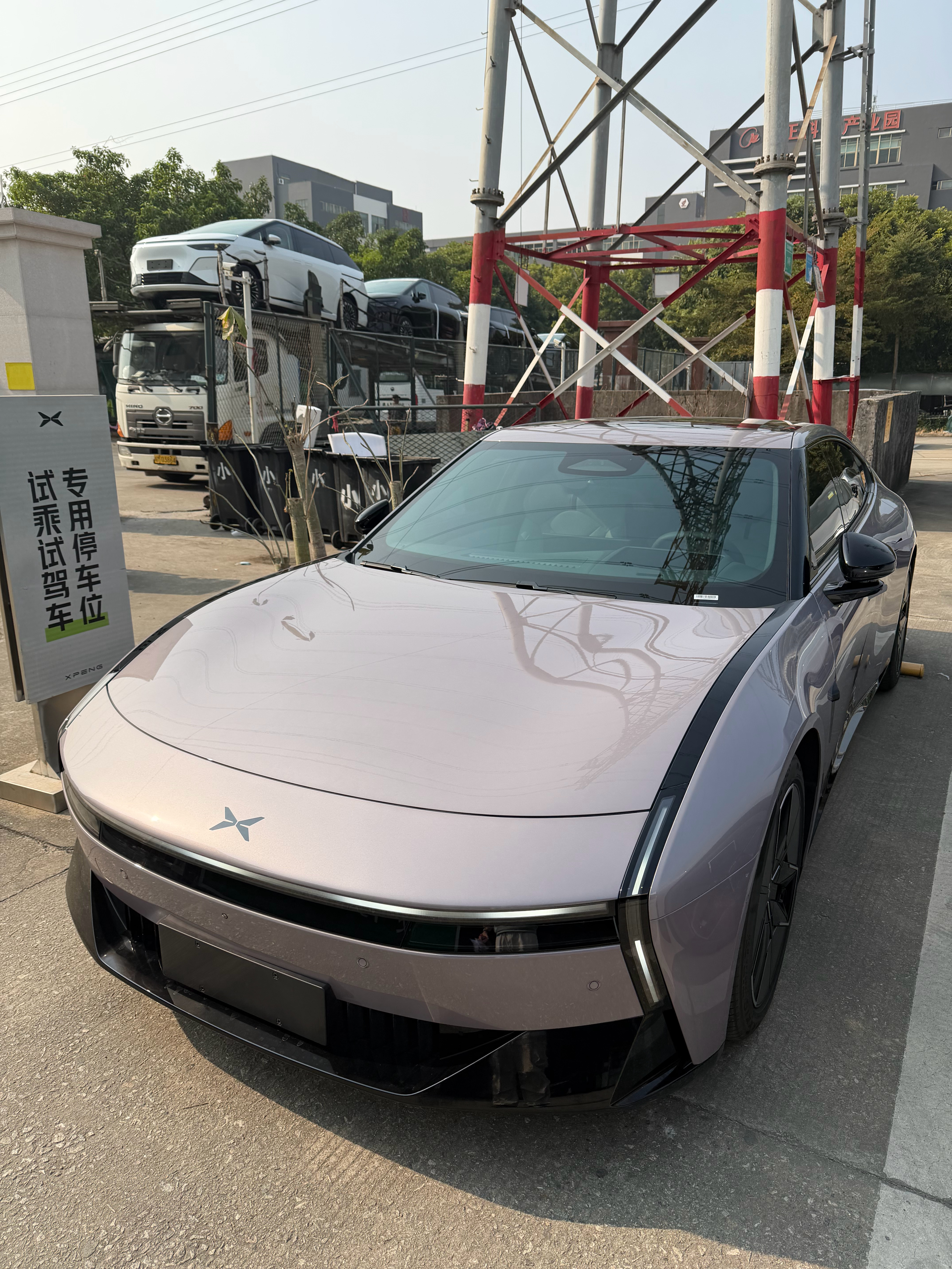 正式开走我的全新小鹏P7，车交付以后，我直接用积分让交付中心给我贴了整车车衣，还