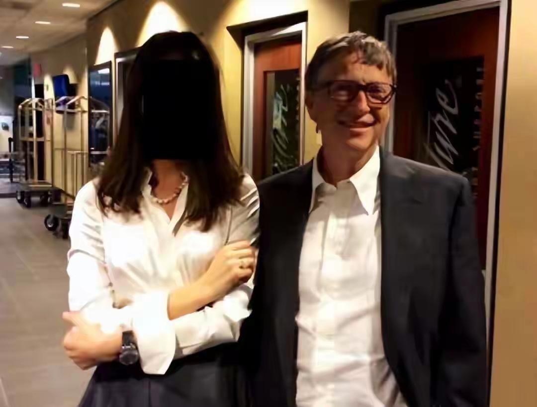 据《华尔街日报》2月24日报道，美国富豪比尔·盖茨就其与爱泼斯坦的关系，向盖茨基