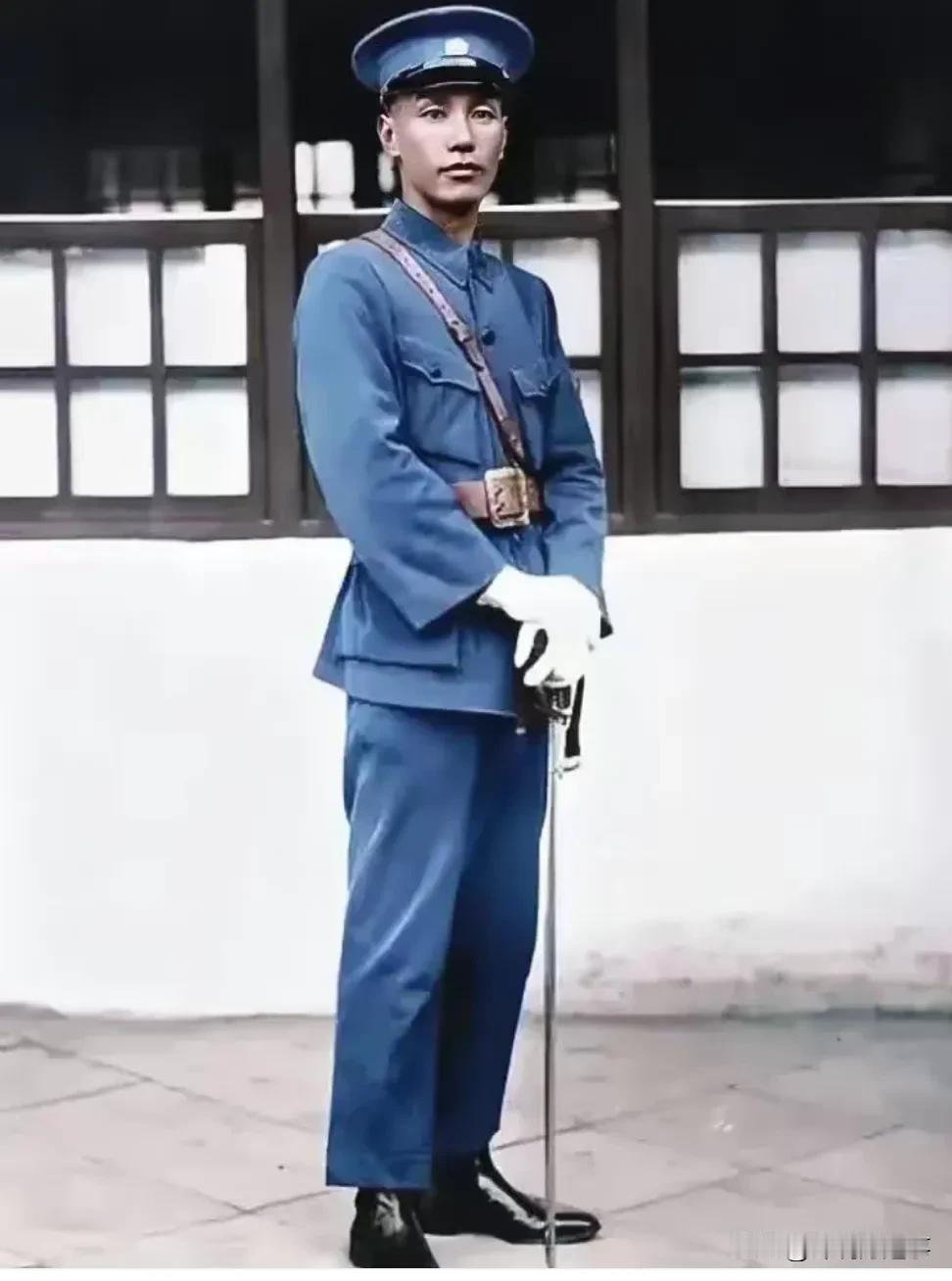 说起这个人大名鼎鼎。
这身军装可能很多人不认识。
照片中的人物身材瘦高，脸色稍黑