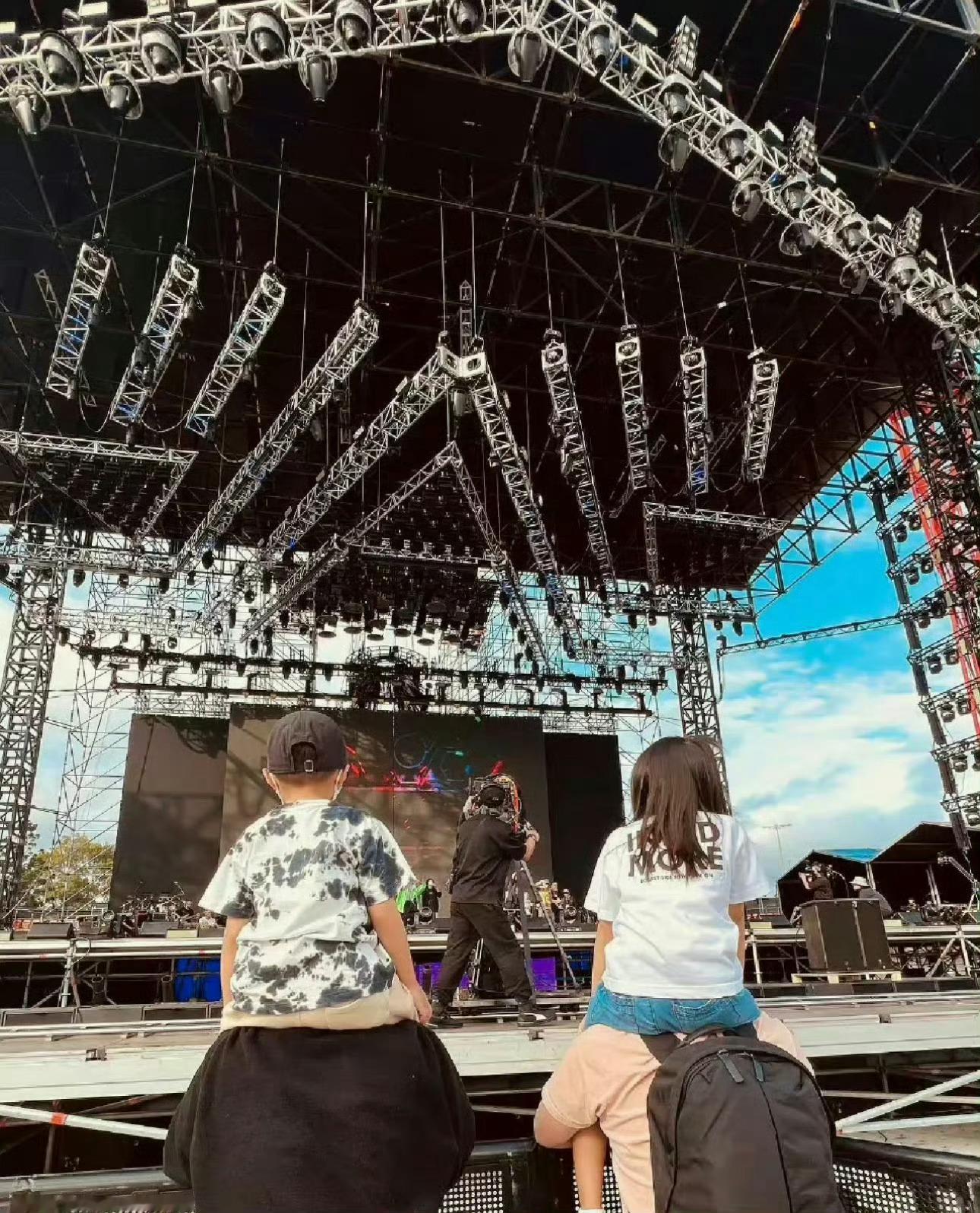 姐姐弟弟是爸爸演唱会上最忠实的观众