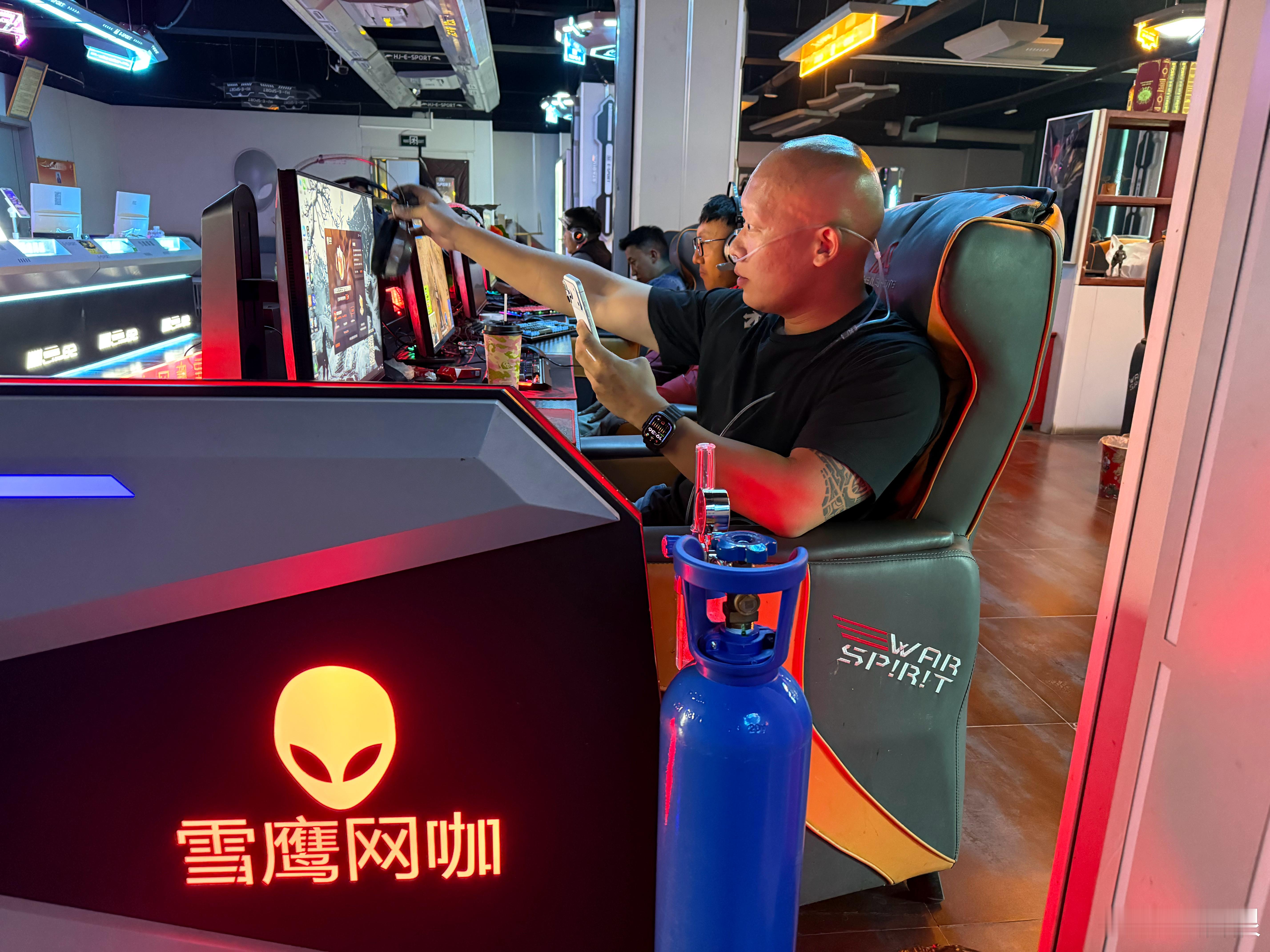 真正的玩家是不会因为在海拔四千多米就放弃打游戏的。 ​​​