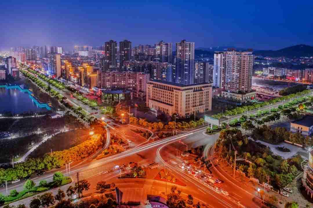 夜幕笼罩吴都，鄂州夜景尽显温柔盛景。洋澜湖畔灯火绵延，波光映着霓虹流转；观音阁临
