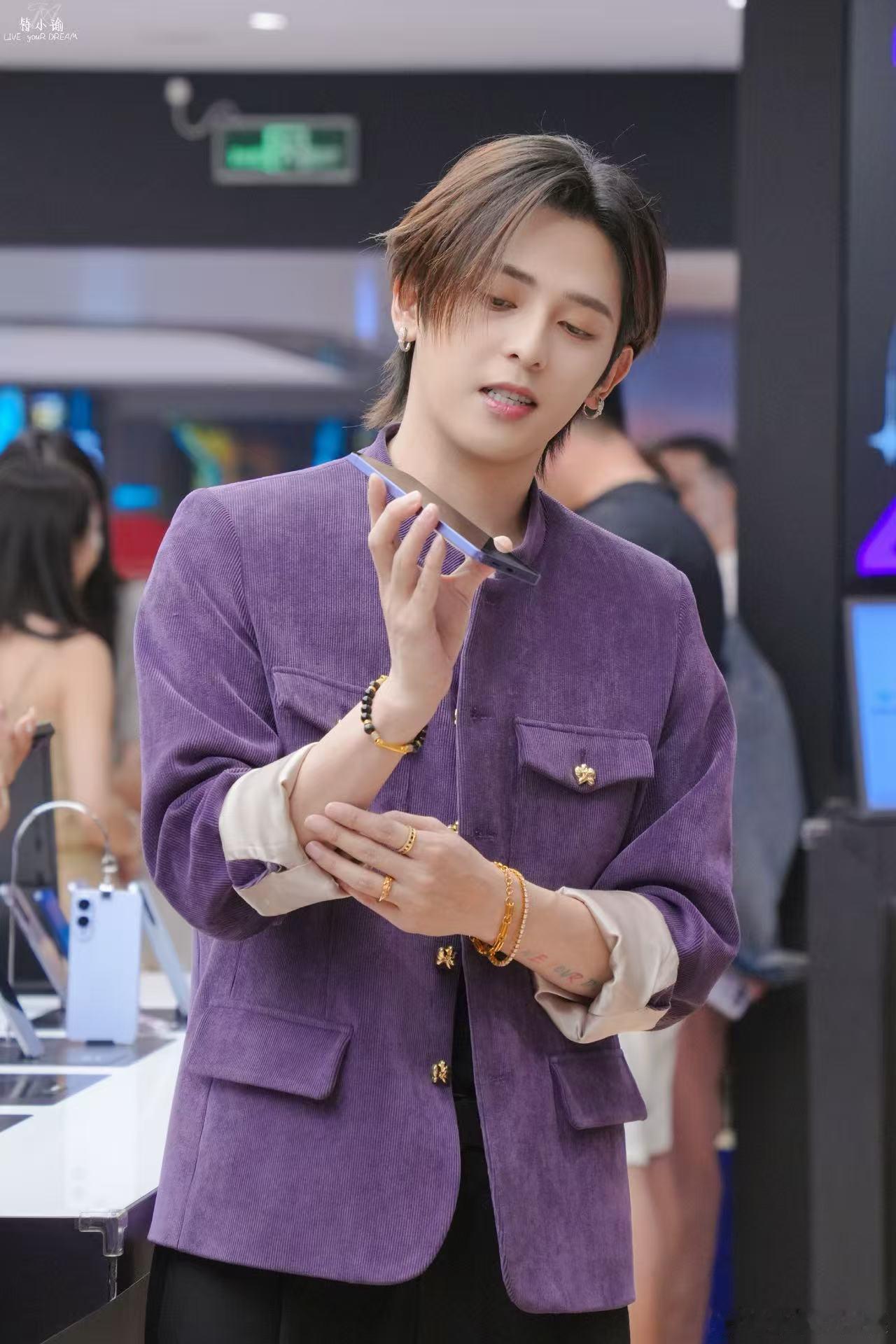 三星门店偶遇明星概率好高 三位明星现身品牌手机门店，逛街途中就能邂逅心动嘉宾，一