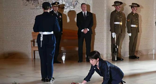 日本首相高市早苗在澳大利亚战争纪念馆无名战士墓前的“跪式大礼”，近日引发热议。她
