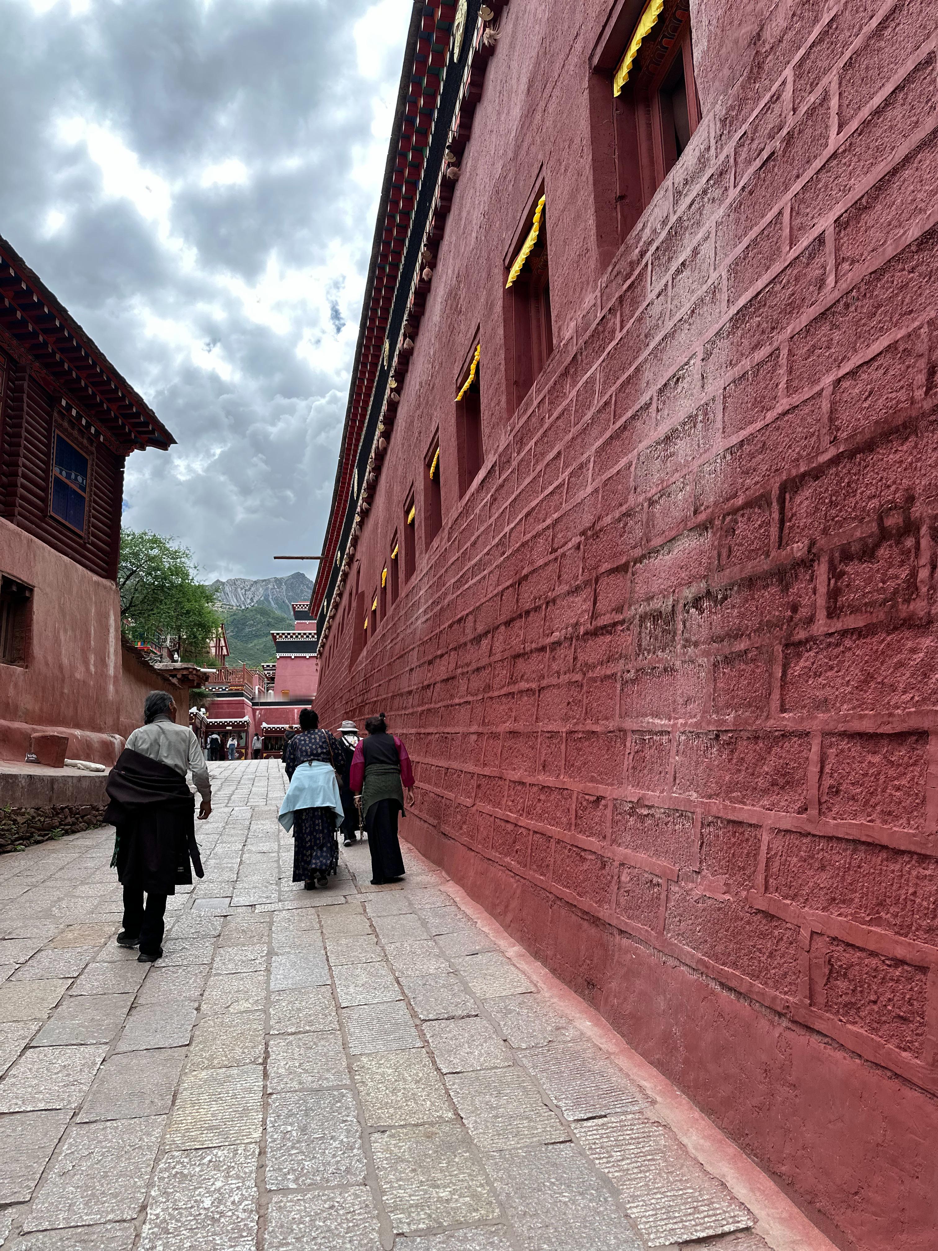 德格印经院，我们来了作为世界三大印经院之首，德格印经院由德格家族第十二代土司兼第