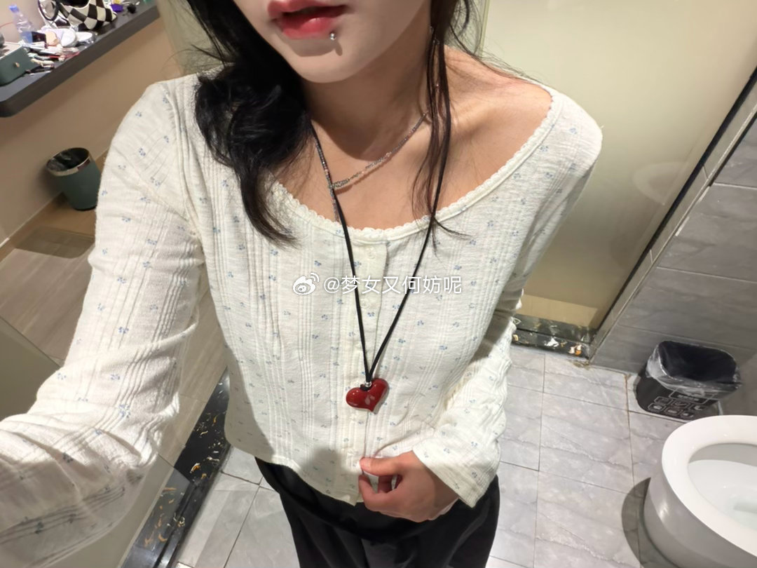 我照镜子能把自己美一大跳今天在茶园自拍🤳 小哥哥突然说了一句 你好好看啊 管他