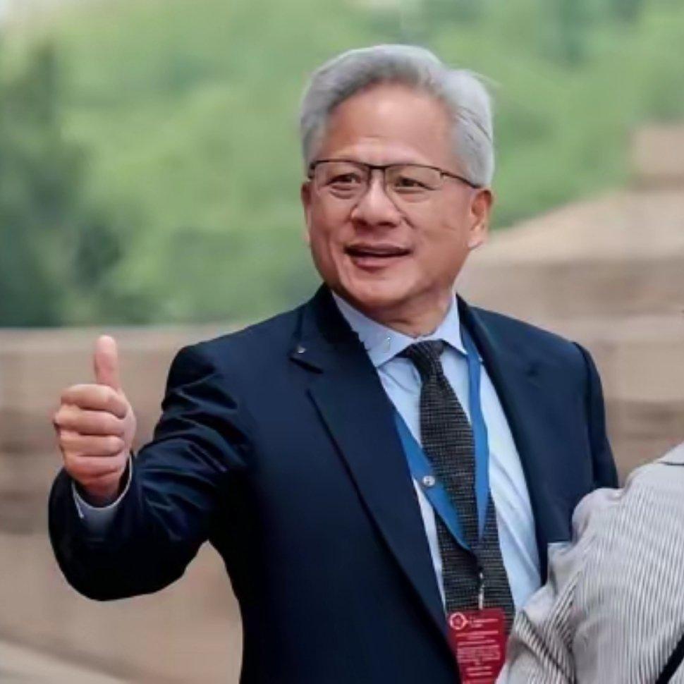 英伟达总裁年轻的时候像个码农，老了反而有气质了 