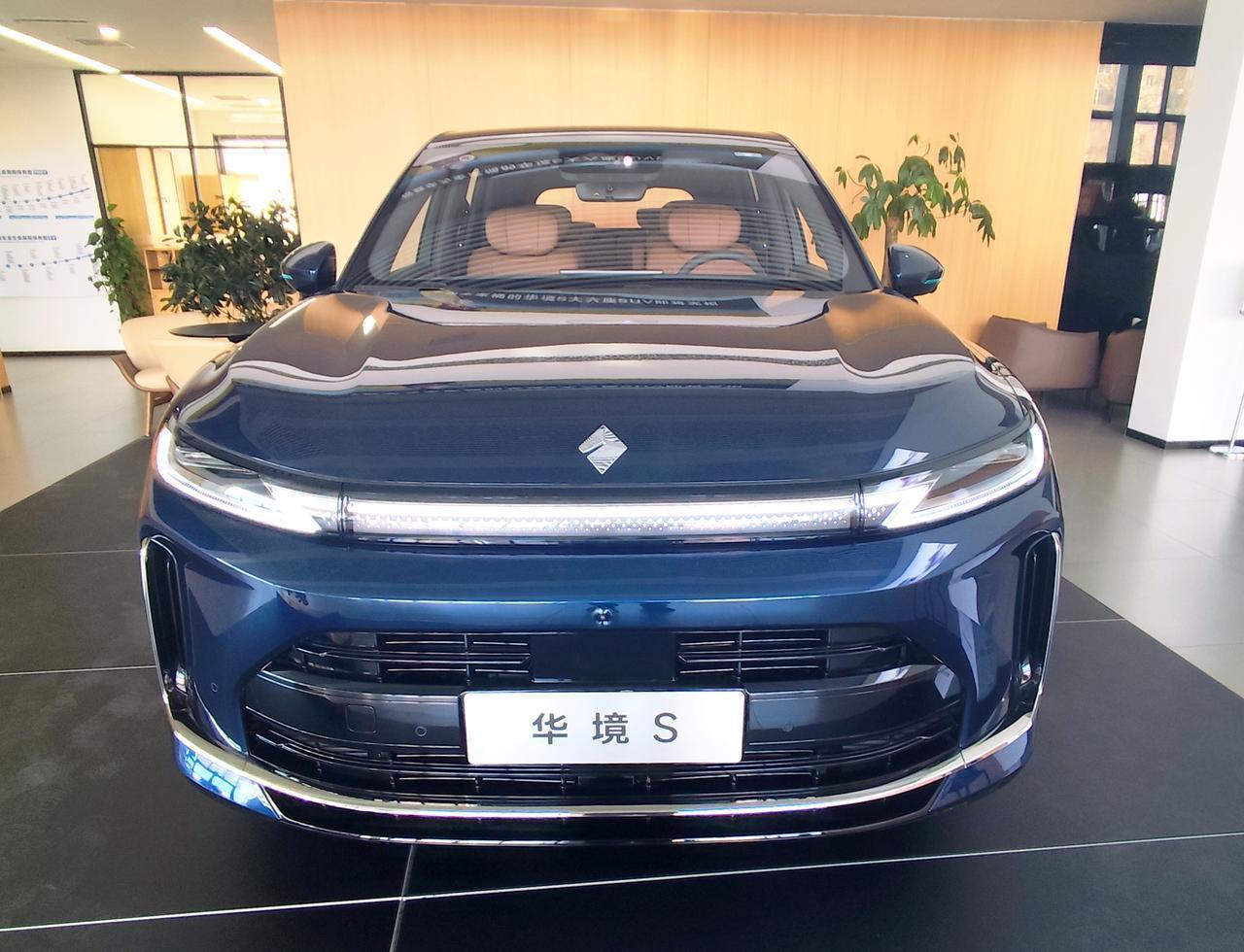 科技旗舰大六座《华境S》
   华境S是上汽通用五菱与华为合作的，旗舰大六座SU