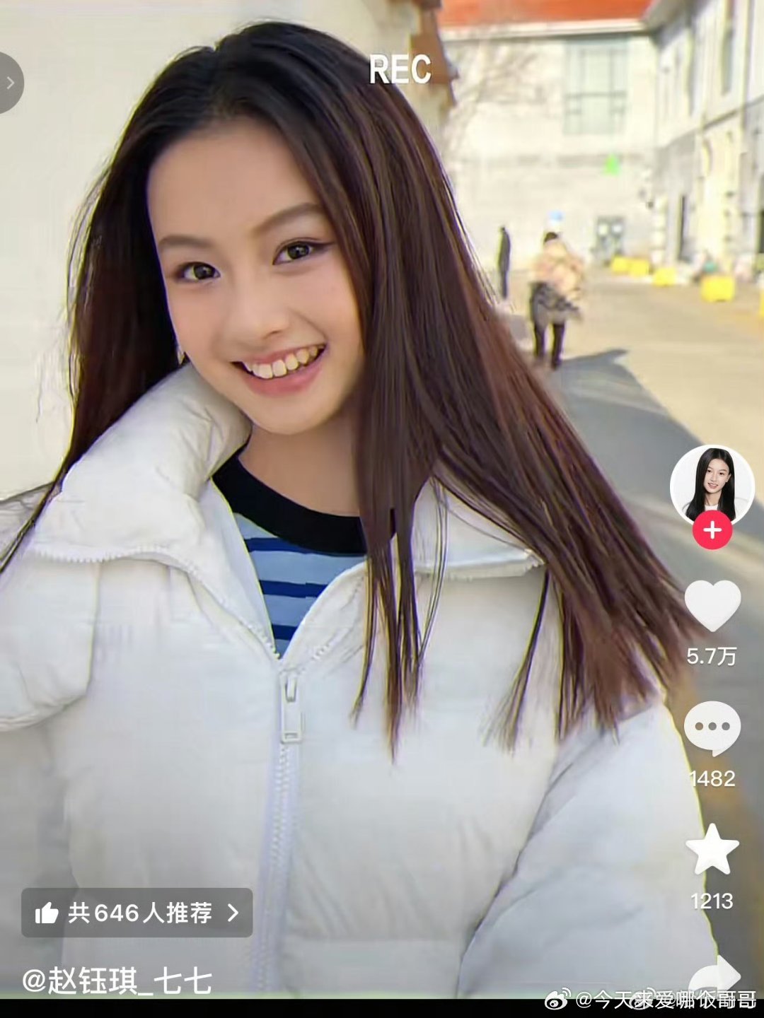 七七真的挺漂亮的，很有星味的脸 