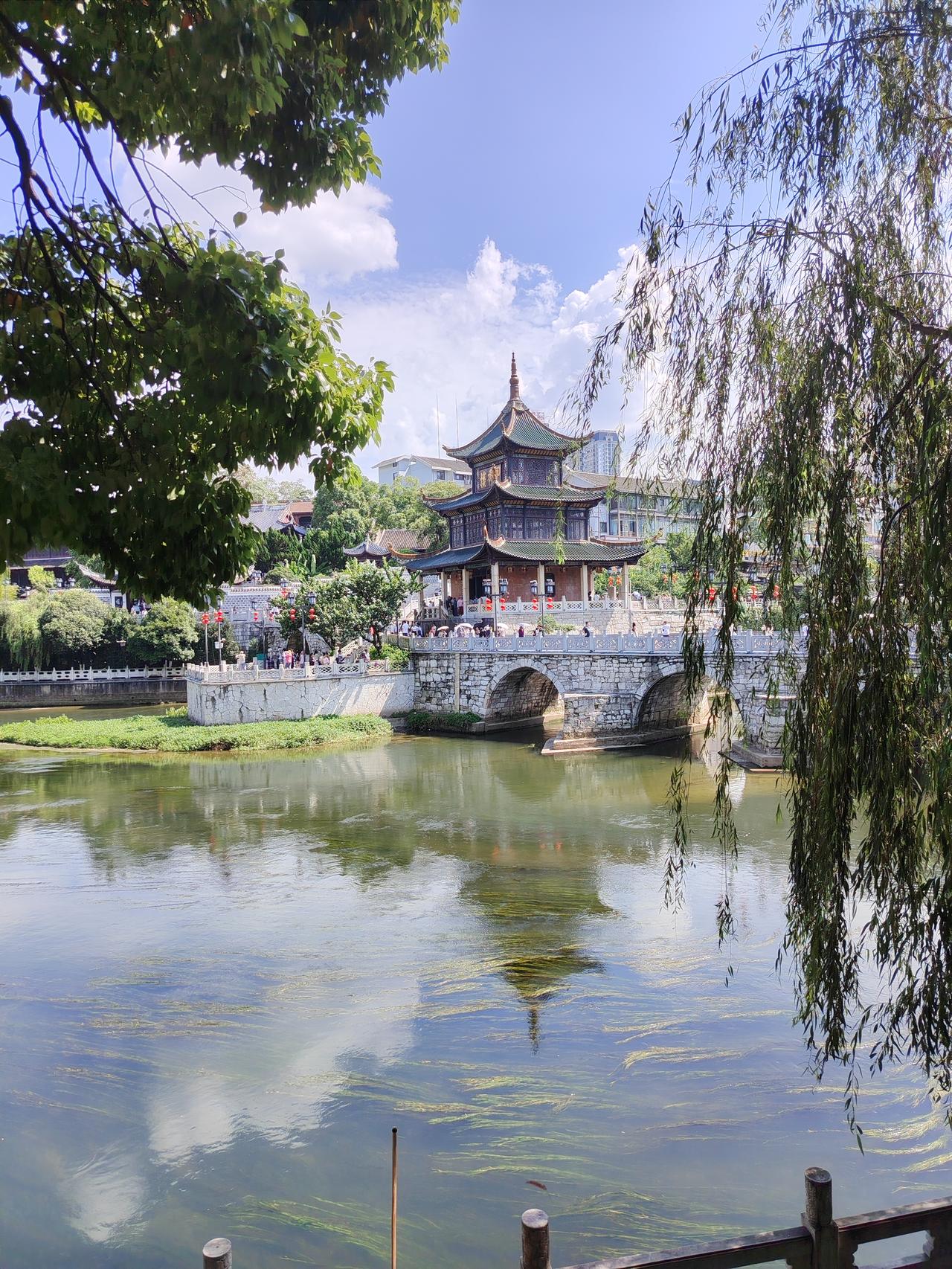 🌊有容乃大，无拒则深。
海纳百川，不择细流，故能成其深广。它接纳清澈的溪水，也
