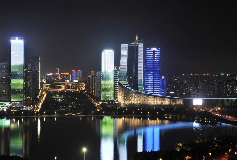 特大喜讯来啦！进博会首次走进安徽合肥，这就像黄山迎客松笑迎八方来宾一样，热闹非凡