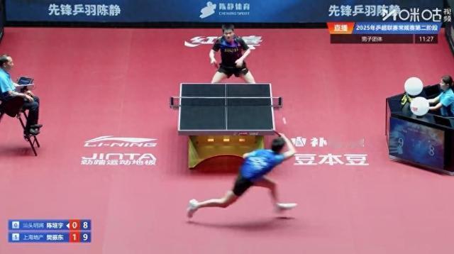 樊振东在乒超联赛男子团体比赛中对阵陈垣宇，表现优秀赢得比赛胜利，创纪录的个人十一