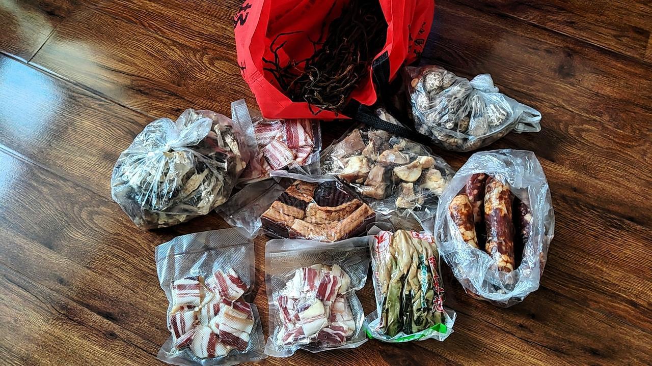 昨天收到湖北车友妹妹寄来的一大包东西，心里特别感动。
原本约好一起自驾西藏，她提