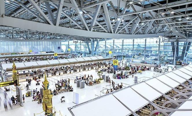 8月3日，20余名中国旅客在泰国素万那普机场办妥手续、行李已经装上飞机，却在临近