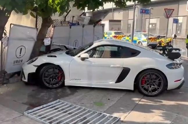 香港元朗发生交通意外。 今(27日)下午2时45分， 一辆白色保时捷私家车沿安乐