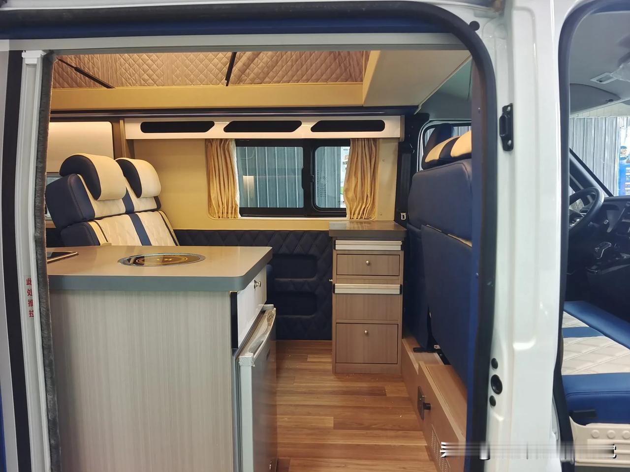 你有没有同样的经历：
一曲《蓝莲花》，堵在318
一句“那远山呼唤我”，便开始了