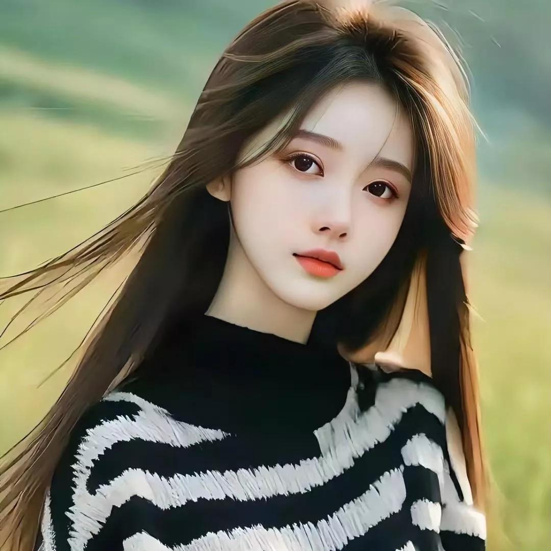 温柔的阳光洒在黑发上，少女面带微笑，仿佛在诉说着青春的故事。少女感笑容 少女感微