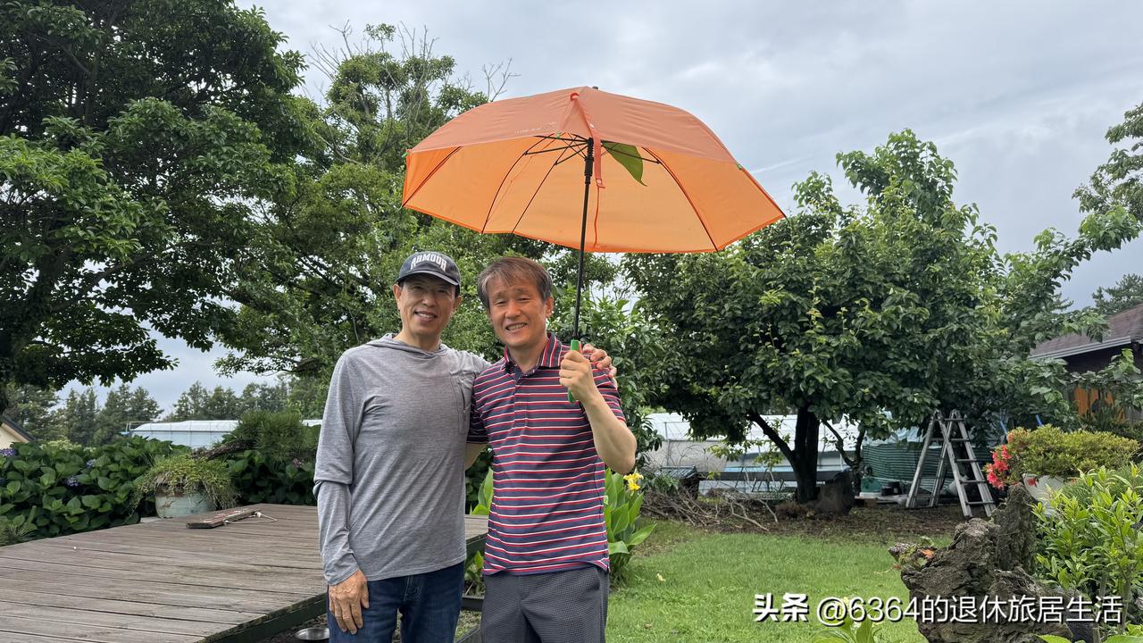 前两天在院里画画，一韩国人看的入神，执意要和我做朋友，我们互加了微信。

几天后