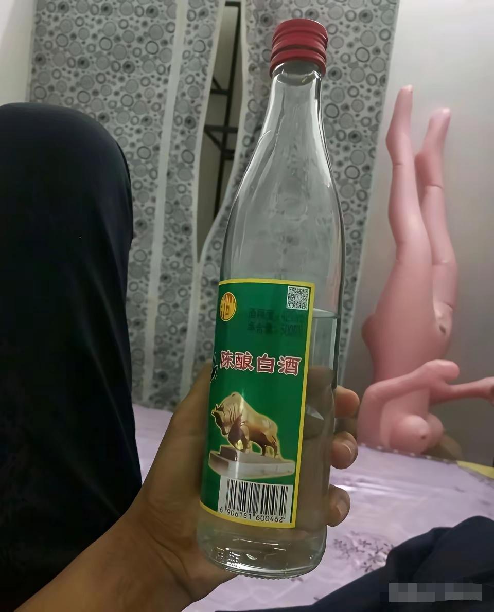 有网友发照片吐槽现在的白酒参水太多了。这瓶白酒是否参水不知道，倒是瓶子做得很精致