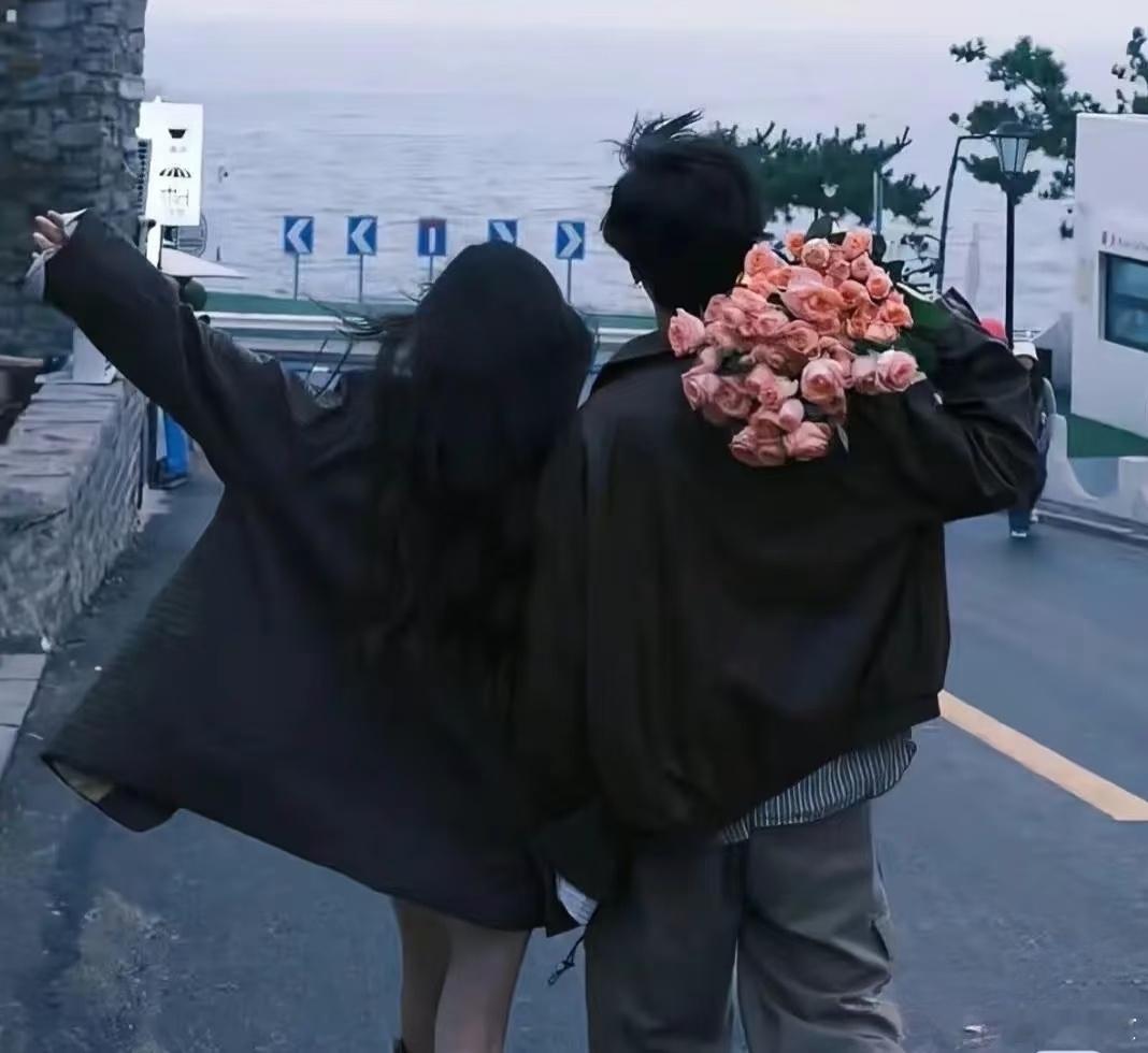 削苹果的时候心里想着如果苹果皮不断的话那就会一直幸福于是小心翼翼的削了此生第一个