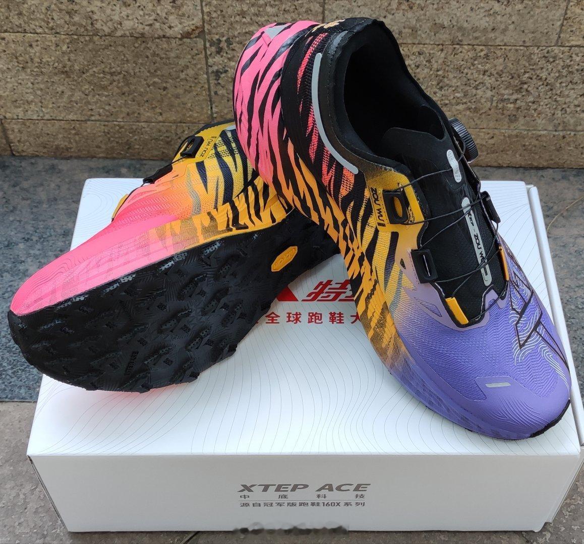 特步的驺吾 PRO，最新的越野跑鞋。碳板 + BOA包裹系统 + VIBRAM 