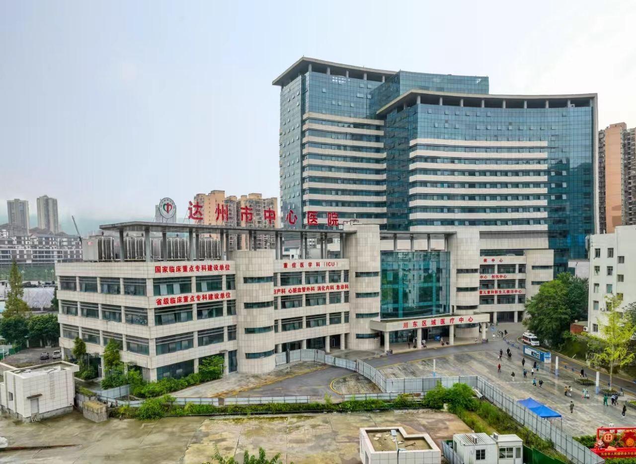 妈…妈呀——

声音嘶裂刺耳的尖叫声打破了正趴在病床上休息的我俩姐妹。

小妹眯
