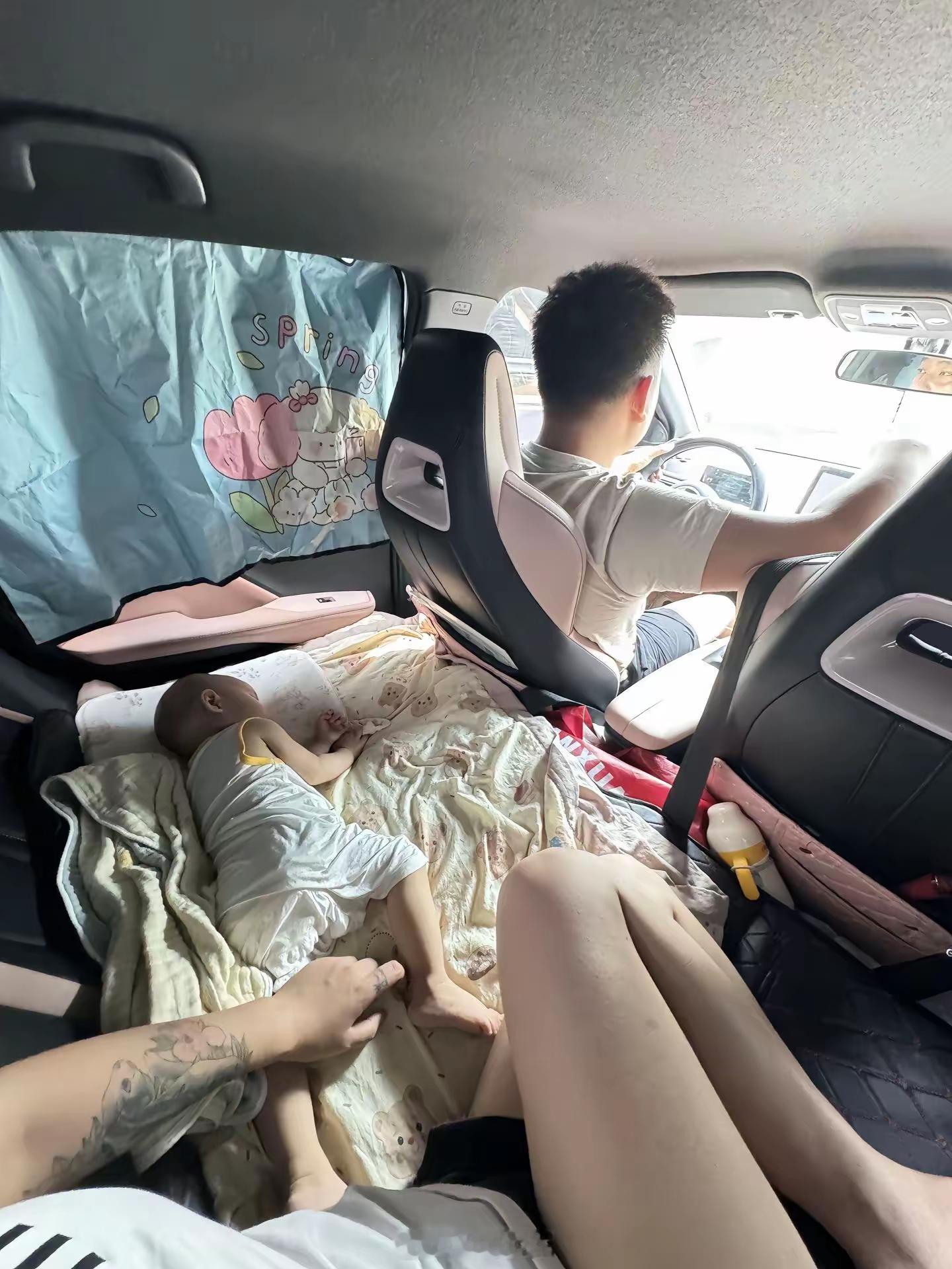 无知者无畏。儿童，花臂妈连个座椅都没有，很明显已经是属于危险驾驶了，一个急刹，孩