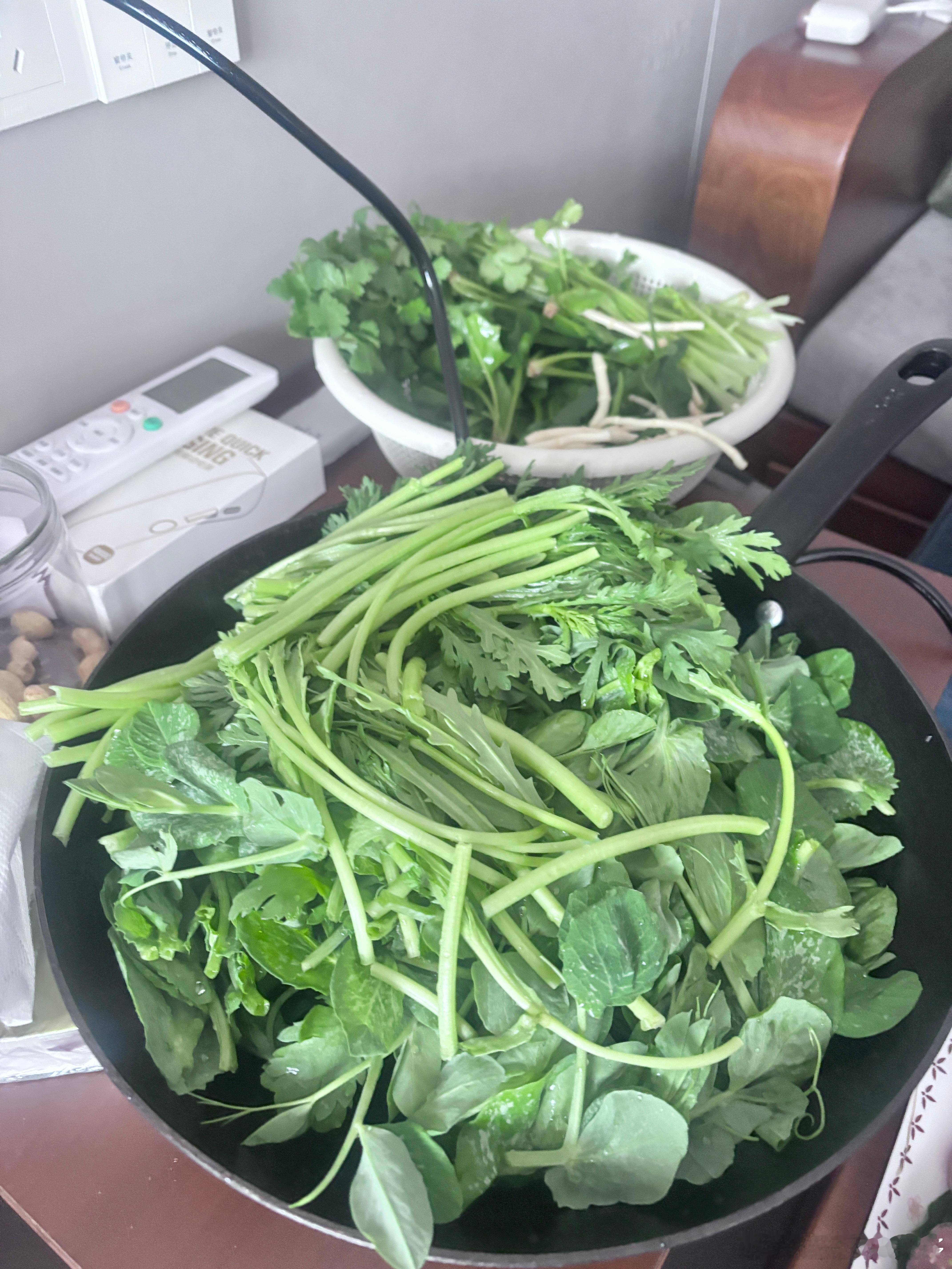这活只能早晚干，不能中午干。有好几次周末中午想做个饭，一摸到碗筷，烂事情就来了，