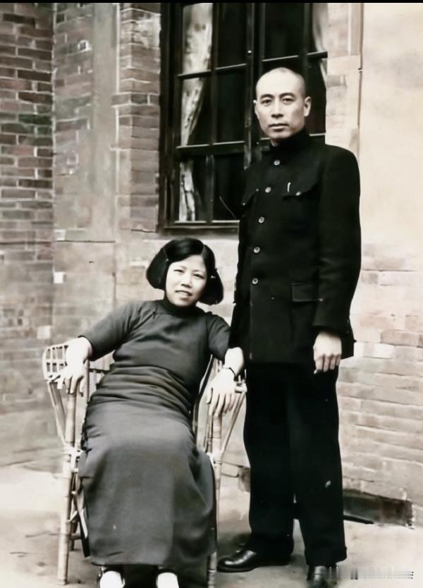 这是周恩来总理和他的夫人邓颖超大姐两个人年轻时拍的一张合影照片。
夫妻俩相濡以沫
