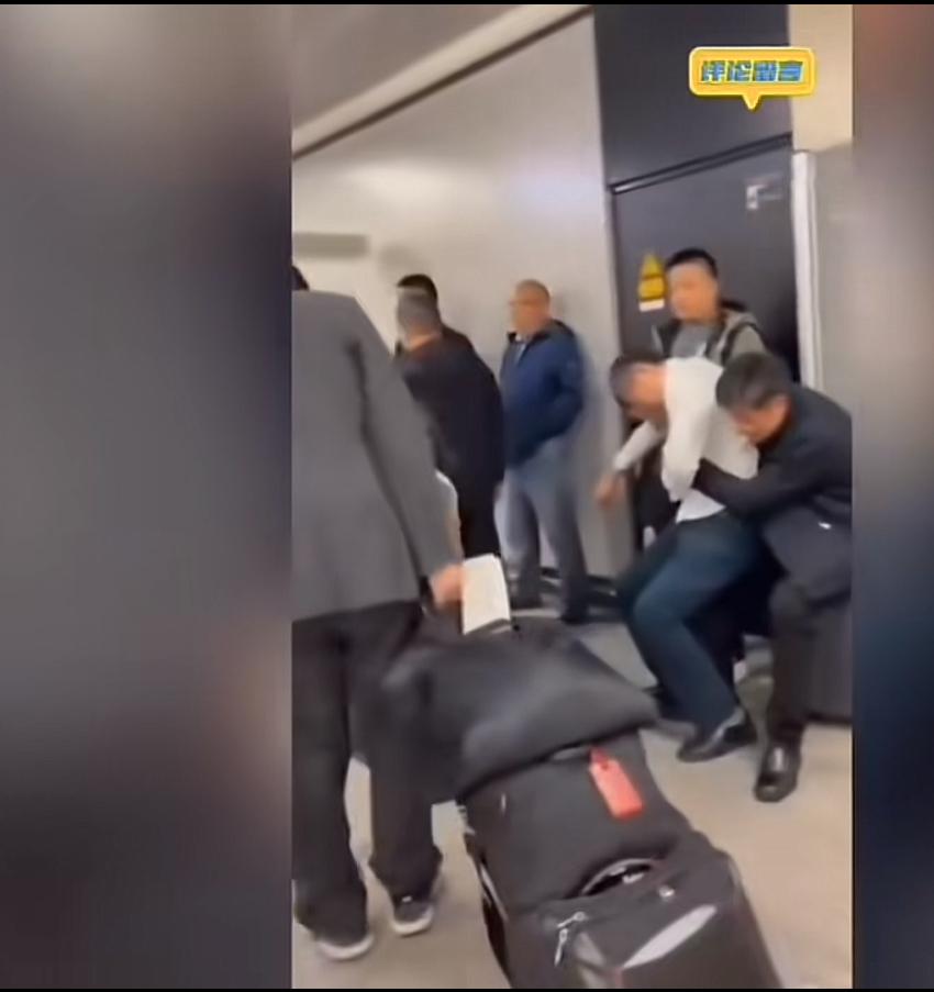 身居高职，却没有敬畏之心，到国外出丑有损国格人格，利用特权打压航空人员，更暴露出