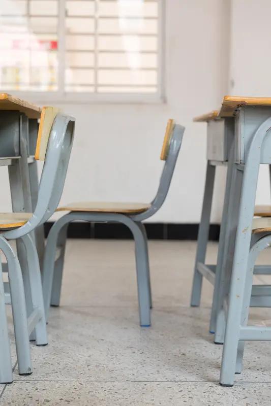 1月19日报道河南，一学生在教室内用板凳攻击同学后脑，学校称没视频那么严重，"实