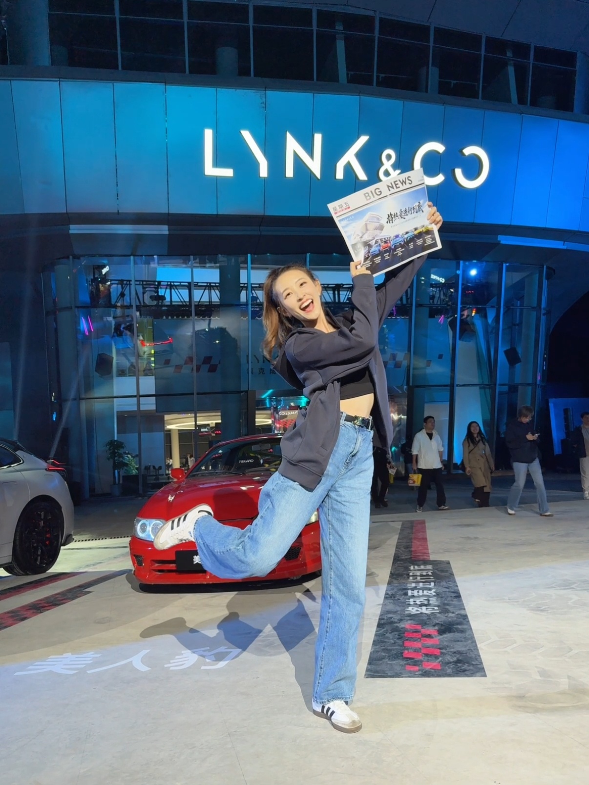 领克的宇宙飞船来了 跟领克新开的宇宙飞船——啊不是，汽车运动中心合个影明天要在这